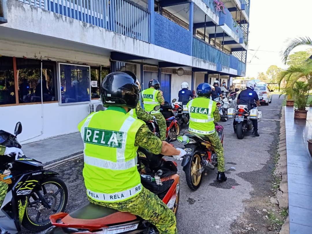 RELA_PDGTERAP's tweet photo. 20/04/2020 | Kuala Nerang,Kedah PENUGASAN RONDAAN BERSEPADU PKP BERSAMA PDRM, RELA &amp; APM. @kamarudin_rapig @RELA_NEGKEDAH @KDNPUTRAJAYA
@PDRMsia @relamalaysia @JamilRakon @twt_kedah @TeamMediaKedah 
#StayAtHome
#DudukRumah
#MalaysiaBebasCovid19
#KitaJagaKita 
#setiaberbakti https://t.co/Wx4hWNQGQY