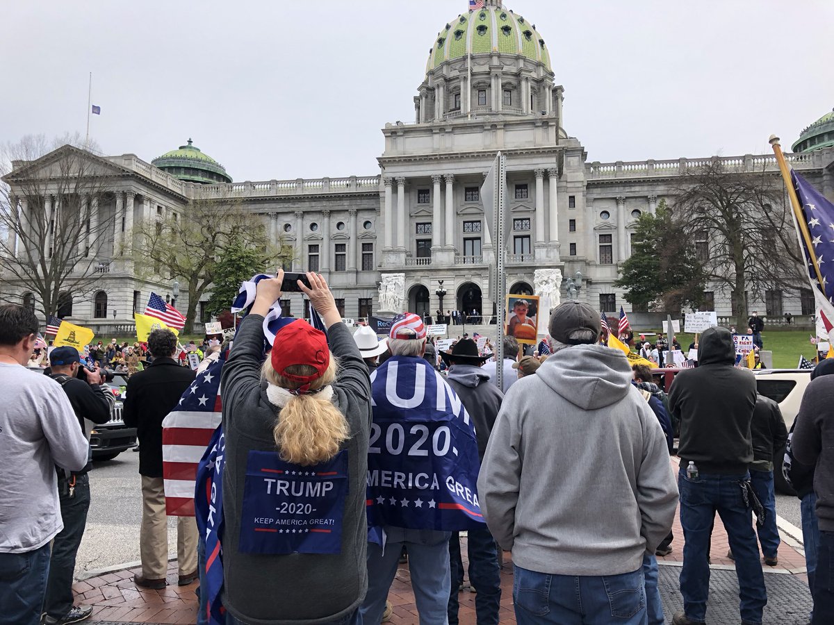 Cette manifestation, à bien des égards, ressemble en tout point à un meeting de campagne de Trump. La lutte contre le  #coronavirus c’est d’abord un sujet politique... (avant sanitaire)  #Harrisburg