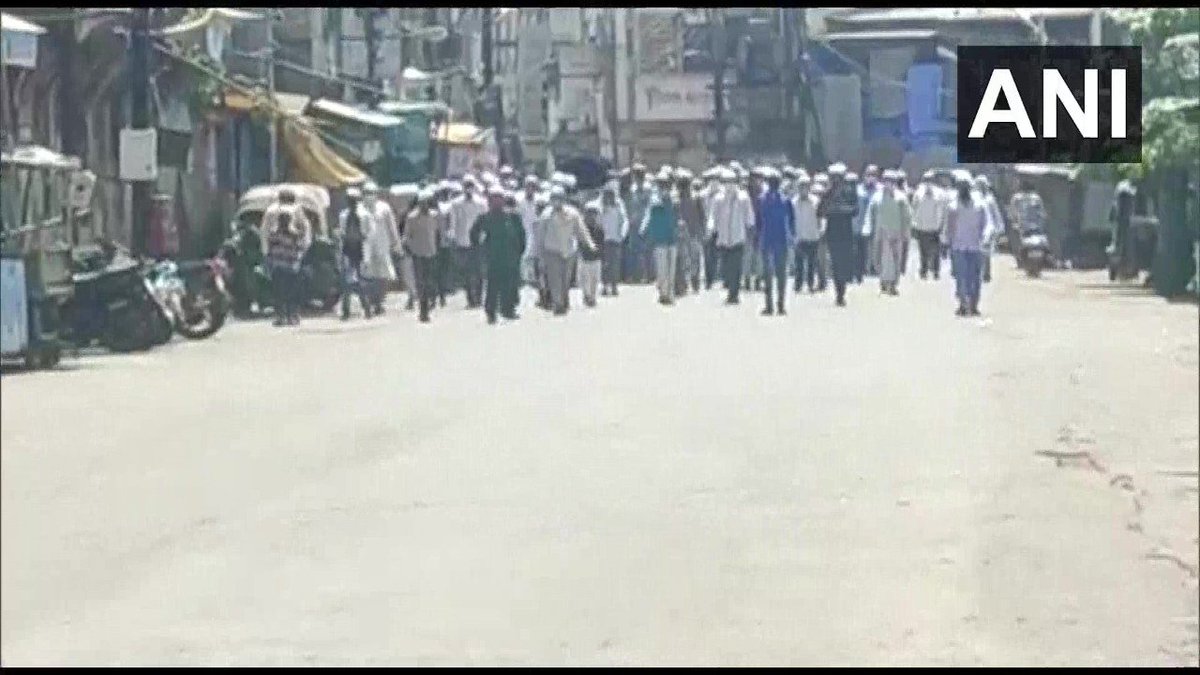 ANI's tweet photo. Maharashtra: People gathered to participate in a funeral procession in the Azadpura area of Malegaon earlier today, but later dispersed, after being persuaded by the police. #CoronavirusLockdown https://t.co/MiCk4KCWMj