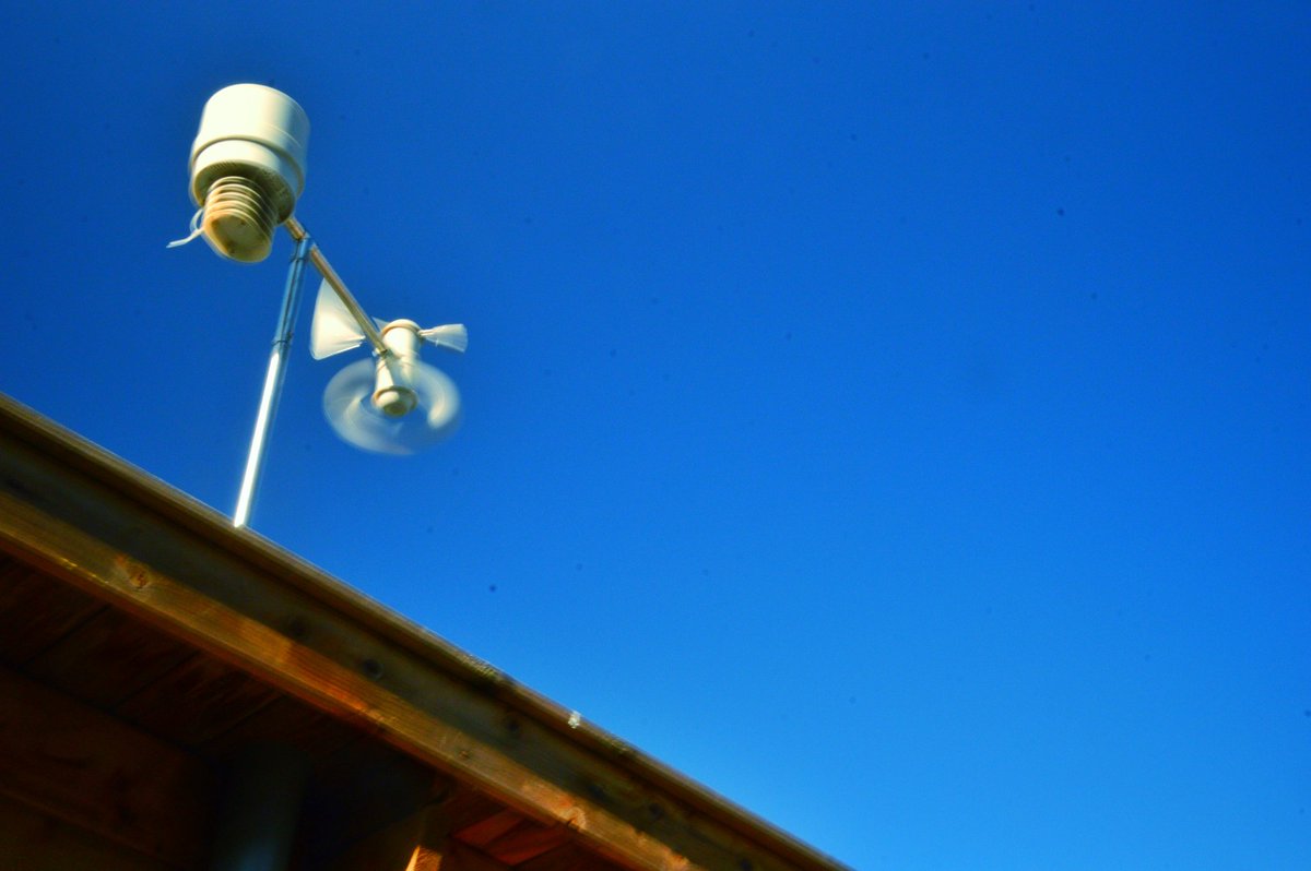 johan_klos's tweet photo. Middag nog moet nog oppassen gaat mijn #windmeter er nog vandoor masr wel met een mooie blauwe lucht #weerfoto https://t.co/V1C6z8JhRC