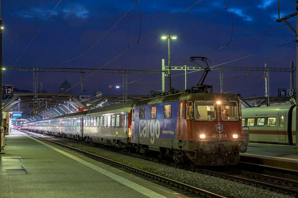 machi451's tweet photo. #re421 #sbb #re420 をドイツに入線できるようにパンタグラフなどを改造しました。サイドにcargoと書かれてますが客レも牽引します。 #re421の日　#チューリッヒ 20161018 https://t.co/aYWUF610f5 https://t.co/Akp52lNxIO