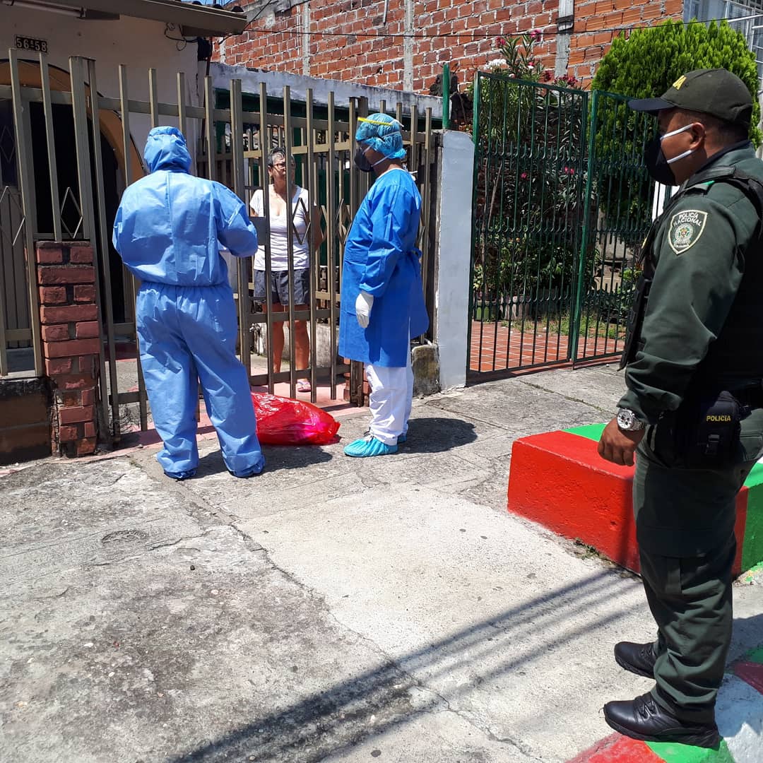 redcentrocali's tweet photo. ¡Este es un equipo humano comprometido con la vida! Gracias a nuestro personal y a @PoliciaCali por trabajar por el bienestar de la comunidad
#TodosEnCasa #LaVacunaEstaEnTusManos #EmpiezaPorTusManos #JuntosContraElCoronavirus https://t.co/SnqV2vbHbk