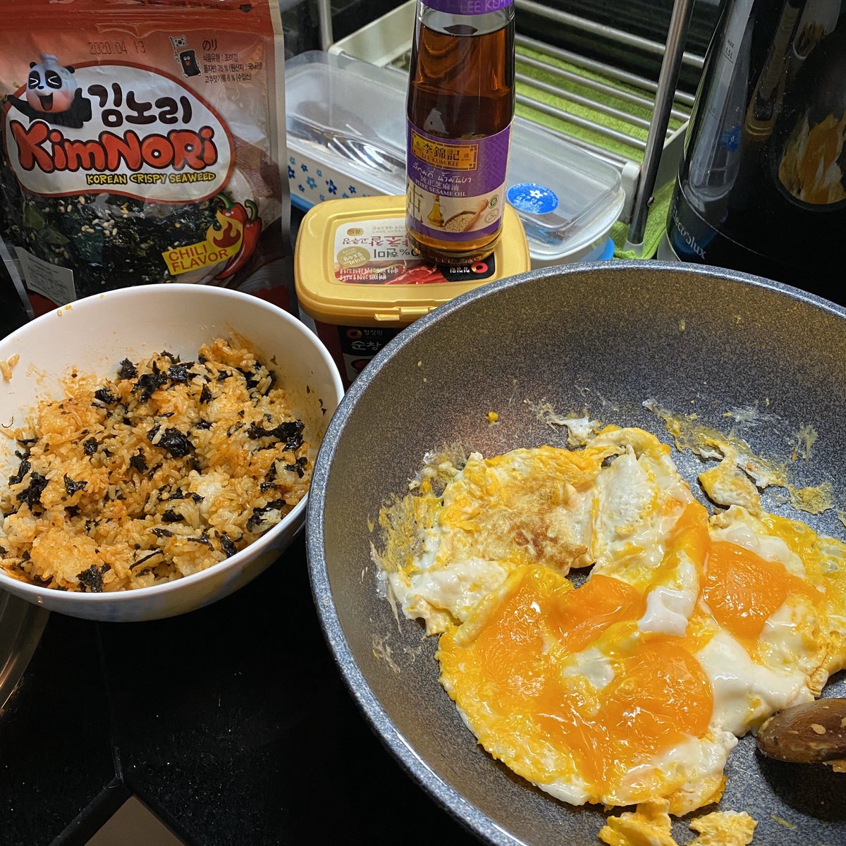 toasted_elvis's tweet photo. ข้าวยำไข่ดาวเกาหลี เมนูสิ้นคิดที่โคตรจะอร่อย ใข้เวลาทำไม่ถึง 10 นาที  ใช้แค่น้ำมันงากับซอสโคชูจัง เอาข้าวที่มีเหลืออยู่มาคลุกๆให้ทั่ว  ใส่ไข่ดาวลงไป ใครมีสาหร่ายก็โรยได้แล้วแต่ชอบ เหมาะกับเป็น comfort food ในยามวิกาลมากๆ 🤩 https://t.co/HZgkkuRTWL