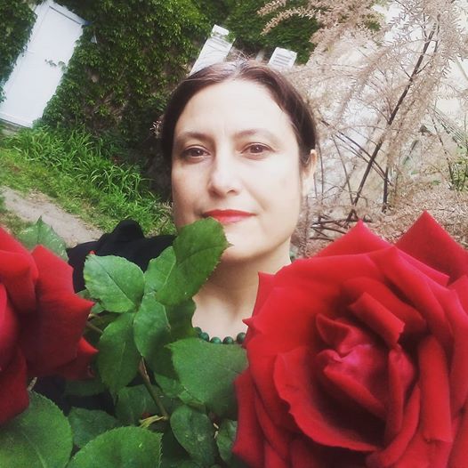 FCahen's tweet photo. #MeAt50 Et me revoilà 30 ans plus tard. Le jardin n'en a rien à faire du confinement comme vous le voyez, et les roses sortent, une à une. Amitiés twitteuriennes. https://t.co/D6mt3ymiXs
