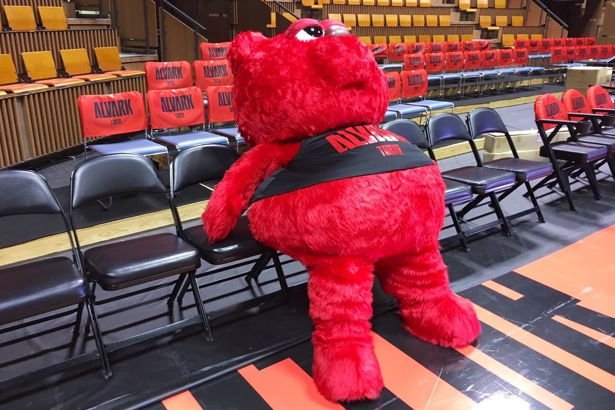 mondomascots's tweet photo. Mascots looking stoned. https://t.co/SsgWGZJLQc