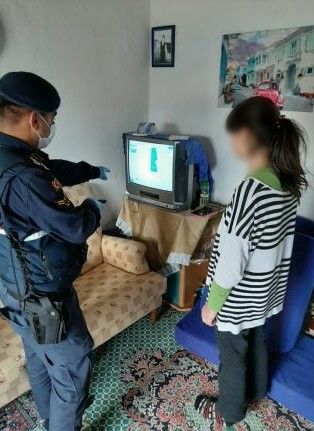 Niğde'de evlerinde internet ve uydu bağlantısı olmadığı için derslerini EBA TV'den takip edemeyen 7. sınıf öğrencisi N.G.'ye jandarma ekipleri, tablet, internet ve uydu cihazı hediye etti.