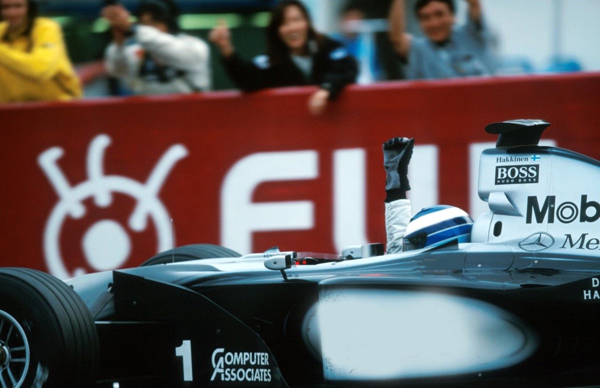 velocialta's tweet photo. O momento exato em que Mika Hakkinen se tornava bicampeão mundial de Fórmula 1. Num distante 1999 no GP do Japão em Suzuka.

Inscreva-se: https://t.co/Aybimk0OtM

#Hakkinen #F11999 #F1 https://t.co/3CSSpV8KVT
