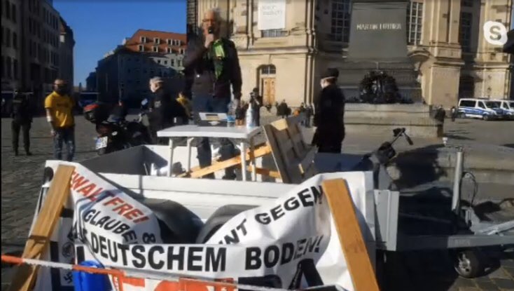 Was darf Satire? #Pegida-Kundgebung in Dresden - der Eröffnungsredner sagt: „Es ist fast lächerlich. (...) 15 für 80 Millionen. Das ist das Sinnbild der historischen Veranstaltung an diesem Tag.“ #dd2004