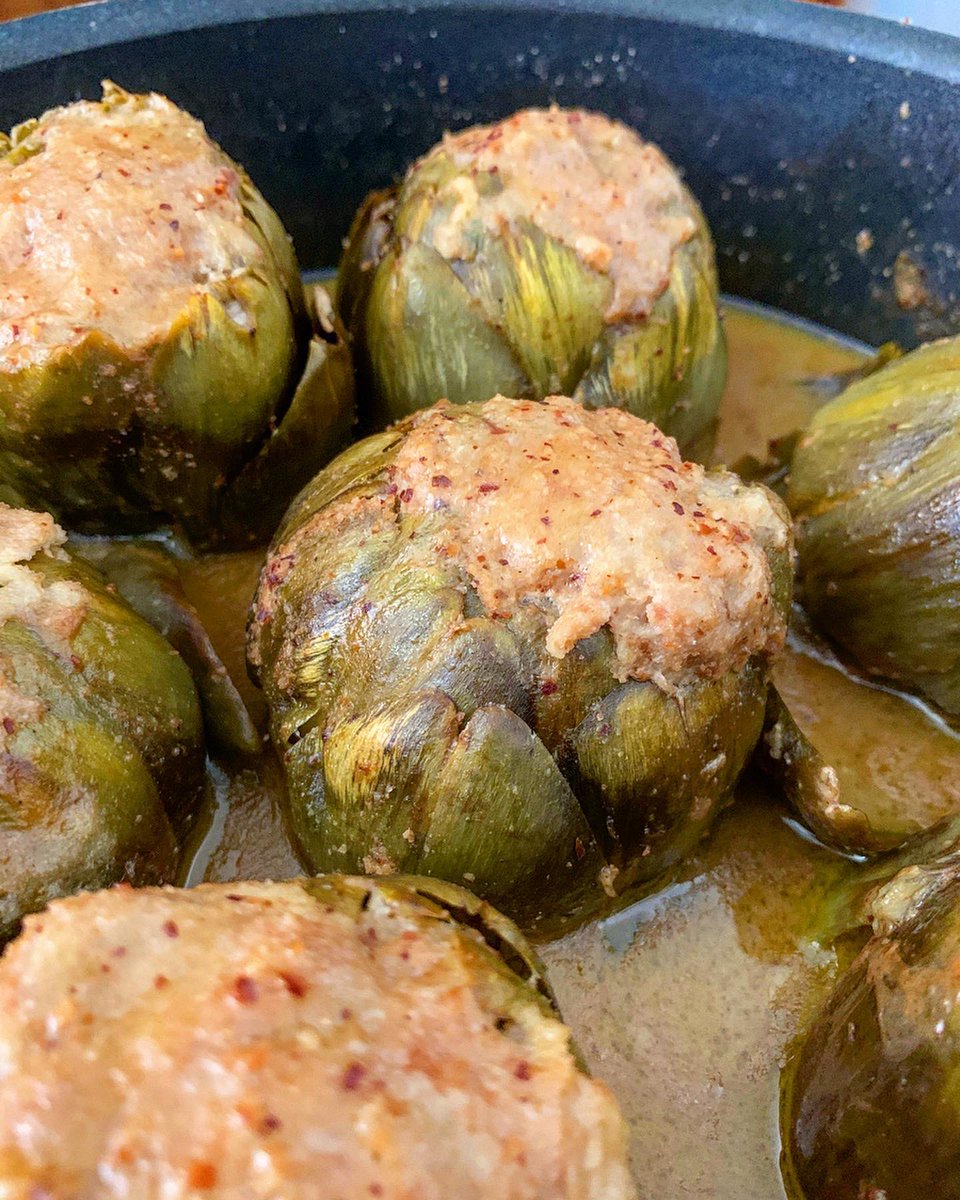 yummybcn's tweet photo. Alcachofas rellenas 😙. Todo un clásico de mi madre 👩‍🍳 . Primero se vacían las alcachofas 🌱, se rellenan de carne picada 🔪 y se cocinan al horno 🔥. En paralelo, se prepara una deliciosa salsa con almendra #MengemCarxofa #CarxofaPrat #ByeByeCarxofaPrat @AGTBaix https://t.co/1ymgGRC7da