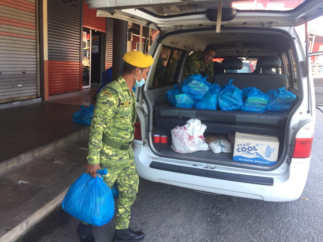 RELA_PDGTERAP's tweet photo. 20/04/2020|KUALA NERANG, KEDAH Penugasan Bersama Jabatan Kebajikan Masyarakat (JKM) Daerah Padang Terap mengagihkan barang keperluan asas. 
@kamarudin_rapig
@RELA_NEGKEDAH
@KDNPUTRAJAYA
@PDRMsia
@relamalaysia
#StayAtHome
#DudukRumah
#StayHome 
#setiaberbakti https://t.co/pBFrzflUoQ