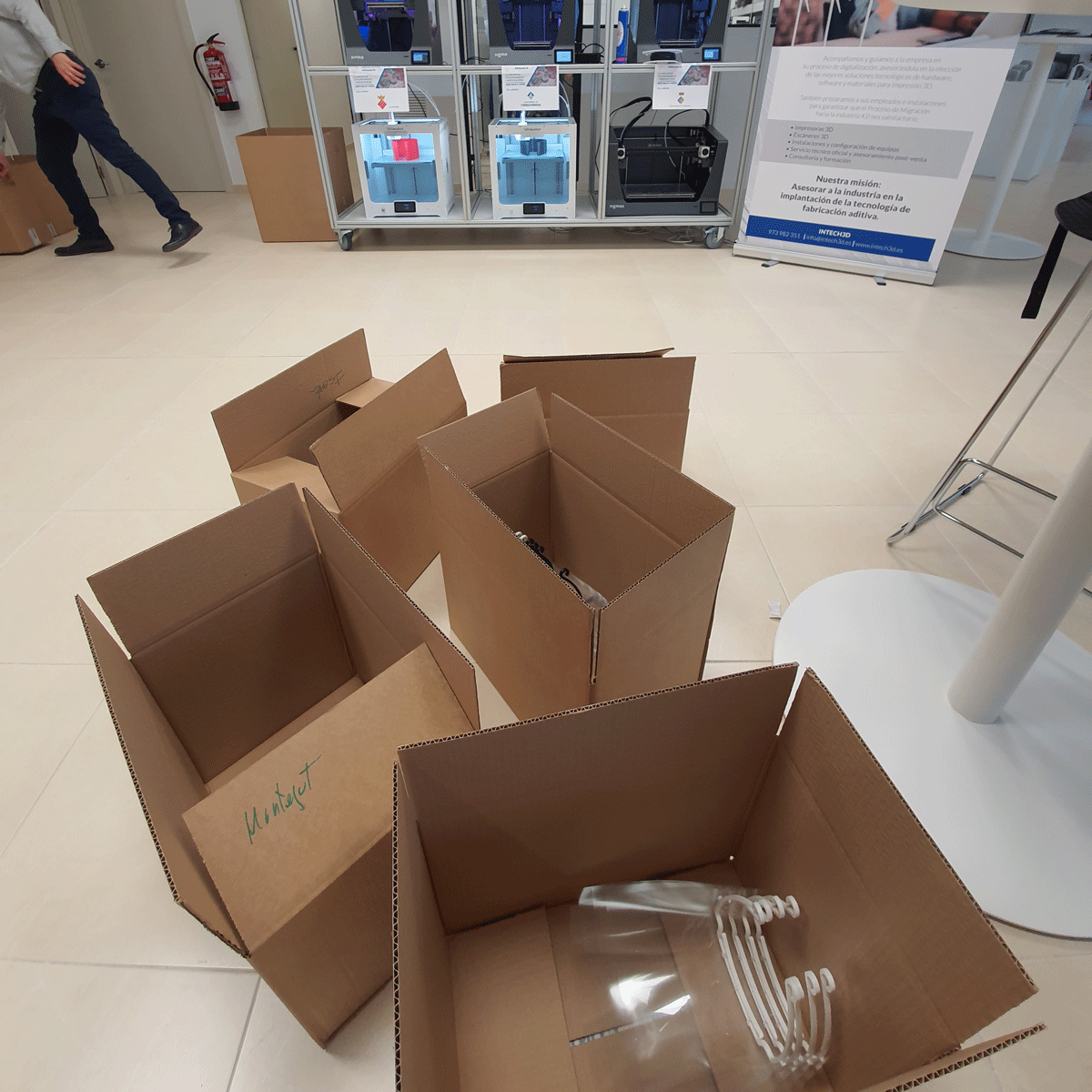 _Intech3d's tweet photo. ¡Hacemos entrega de 60 nuevas #viseras protectoras a la Associació de Farmacèutics Empresaris de Lleida, #AFELL! Y que irán destinadas a los municipios de #Linyola, #Balaguer, #Lleida, entre otros. 🙌 https://t.co/rbimeGhLxU
