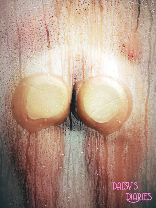 Hey there guys, anyone wants to take a shower with me? 😋😘 @MilfieClub @MilfieClub @amwalker38 @AdultBrazil