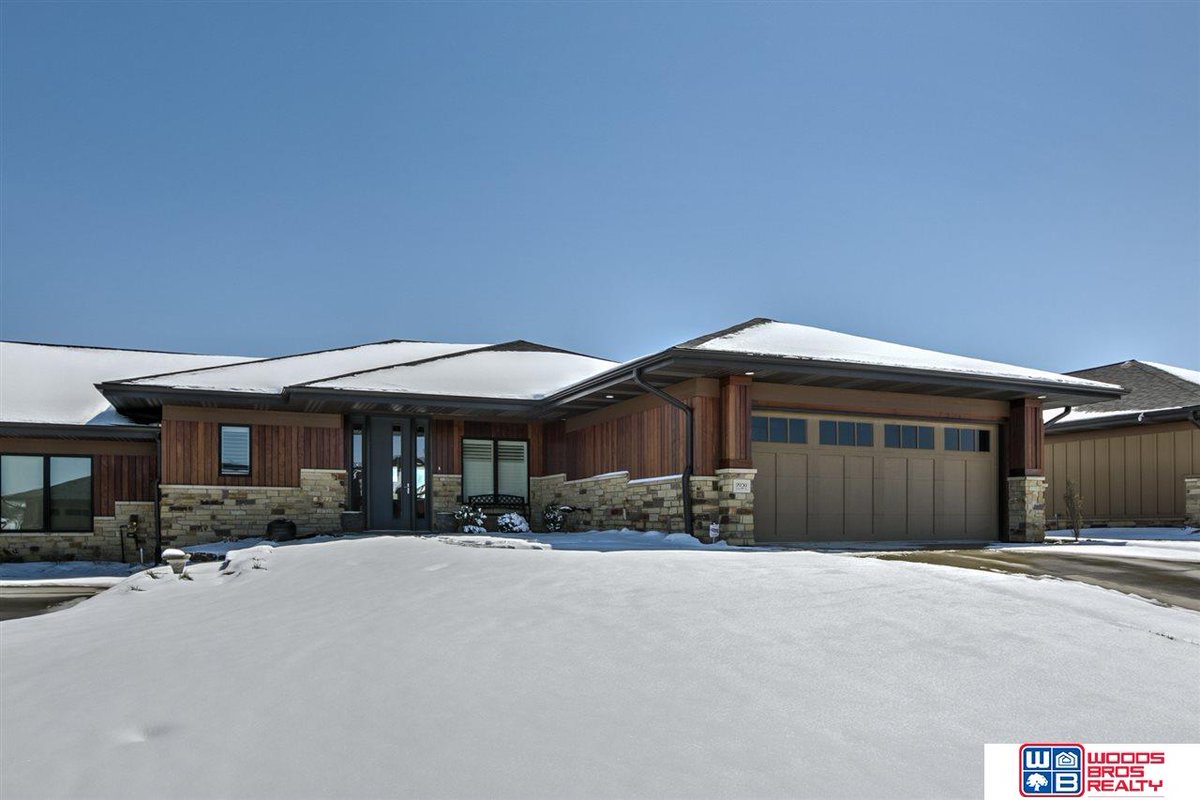 woodsbros's tweet image. Welcome to luxury living in #Firethorn 🏡

This townhome has all the best features imaginable 🤤. Enjoy the open floor plan and state of the art kitchen! 🙌

Schedule your private showing today with Russ Quick ☎️