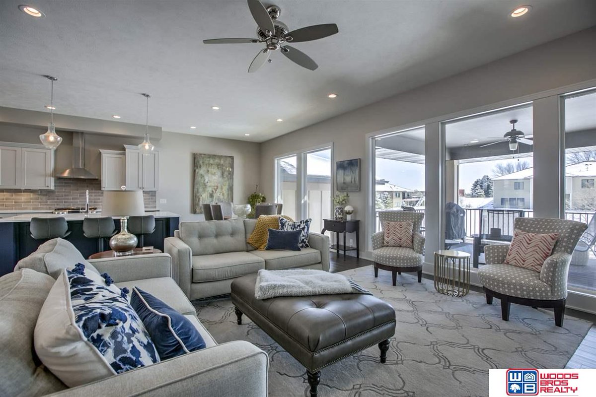 woodsbros's tweet image. Welcome to luxury living in #Firethorn 🏡

This townhome has all the best features imaginable 🤤. Enjoy the open floor plan and state of the art kitchen! 🙌

Schedule your private showing today with Russ Quick ☎️