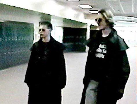 CrimesReais's tweet photo. A tragédia feita por Eric Harris e Dylan Klebold. O mais marcante tiroteio escolar da história, que influenciou vários adolescentes à cometerem assassinatos. O Massacre de Columbine: A Thread. https://t.co/tx9uIXHVcx