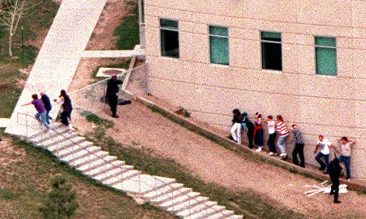 CrimesReais's tweet photo. A tragédia feita por Eric Harris e Dylan Klebold. O mais marcante tiroteio escolar da história, que influenciou vários adolescentes à cometerem assassinatos. O Massacre de Columbine: A Thread. https://t.co/tx9uIXHVcx