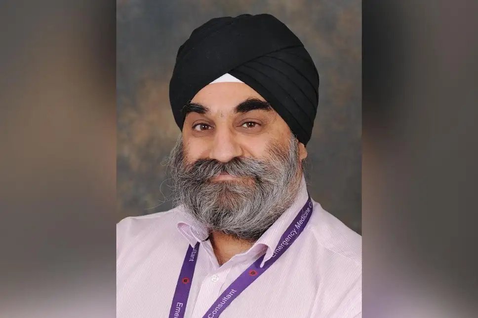 RIP NHS hero Dr Manjeet Singh Riyat, 52. Colleagues at the Royal Derbyshire Hospital said the consultant in emergency medicine, and father of two, was hugely respected as a mentor to many and the "founder of the current emergency dept" there.  #NHSheroes  https://news.sky.com/story/coronavirus-a-e-consultant-dies-in-hospital-he-worked-in-after-contracting-covid-19-11976198