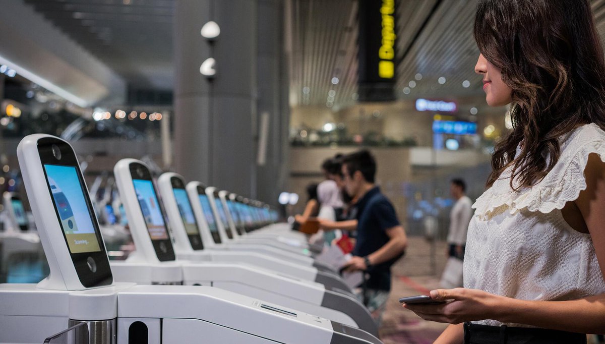 4ter. L'embarquement biométrique avec contrôle automatique du passeport a déjà été déployé à Singapour.Permet de supprimer les attroupements, les interactions, et bien mieux contrôler les flux à toutes les étapes. (Fait par IDEMIA, une boîte !)