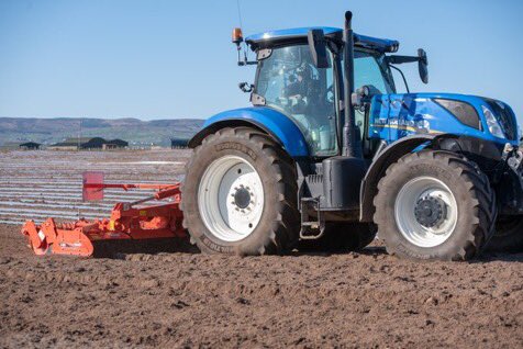 BBeraudSudreau's tweet photo. Au travail en @NewHollandAgFr chaussé en @MichelinAgriFR #Multibib, les agriculteurs ne chôment pas ! #CeuxQuiNousNourissent 👌 https://t.co/yNjxgGFzsP