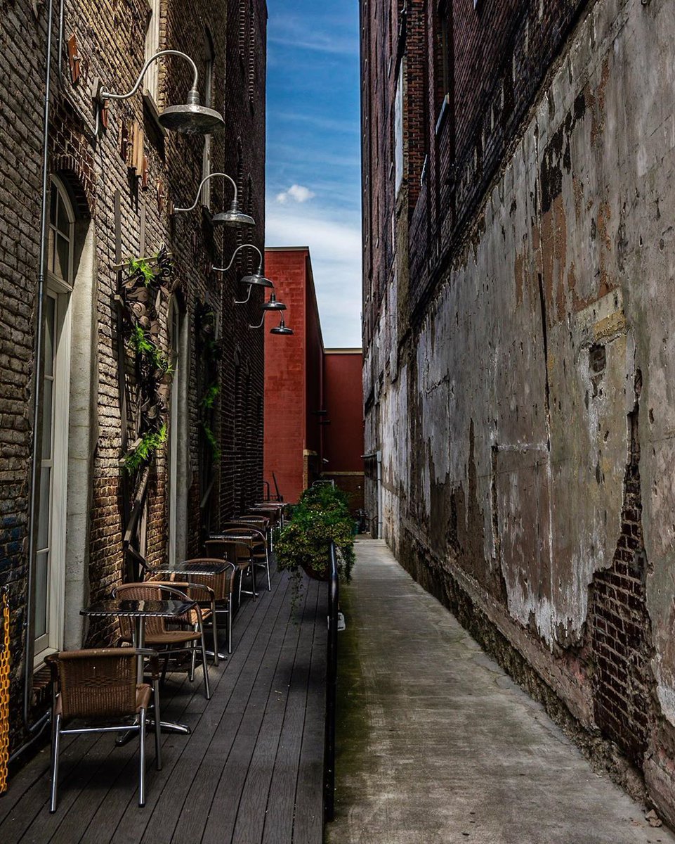 A glimpse of #DowntownKnoxville's historic architecture shows that even the spots of downtown that don't get as much attention are just as beautiful. #LoveDowntownKnox 📷 @tsheleyphoto