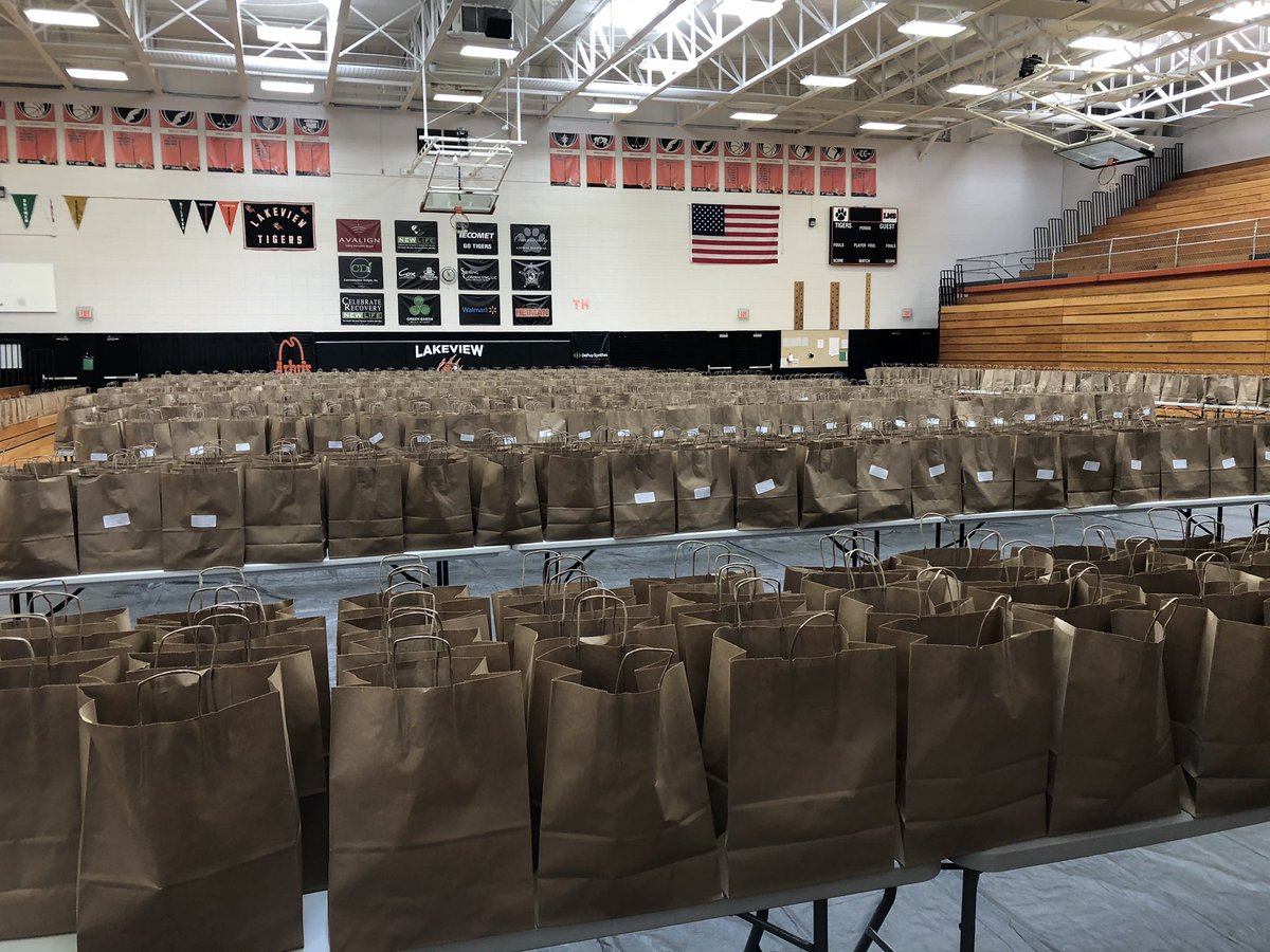 dahoffert's tweet photo. Thank you @WCS_District food service, transportation and volunteers. 2200 students were provided meals for the week. #hometownheroes https://t.co/tjjzi2SWda