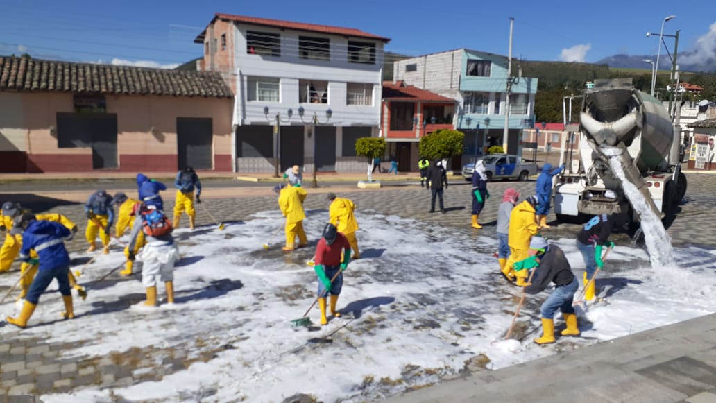 📍#ActivadosPorLaSalud 👷‍♂️👩‍🔧👨‍🚒👮‍♀️En coordinación con instituciones de #Urcuquí apoyamos en las acciones de desinfección en el cantón, con el objetivo de prevenir el contagio y proteger a la población #COVID19. 🙌👍🤝#QuedateEnCasa #TodosPorUrcuquí
