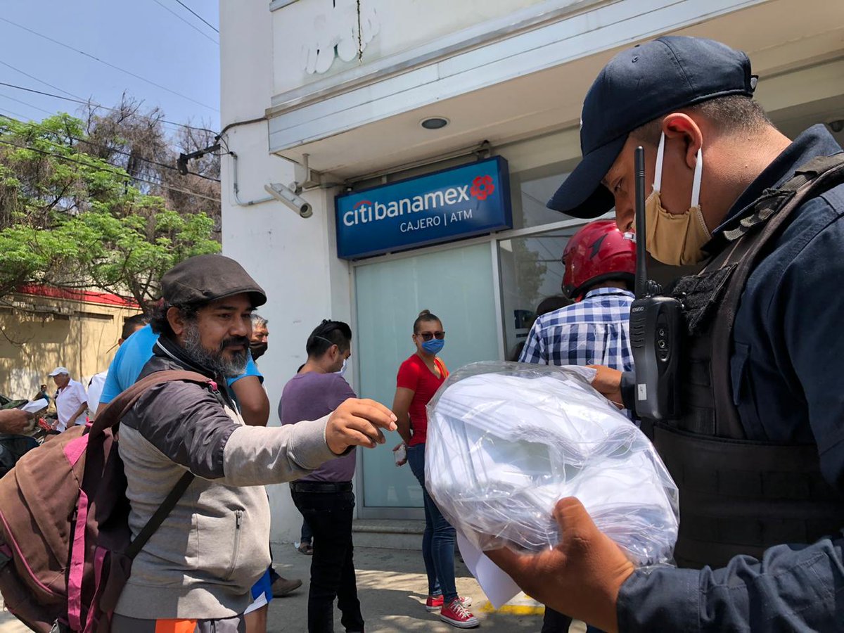 SSPC_GobOax's tweet photo. El @GobOax hace un llamado a reforzar las acciones sanitarias de prevención, en apoyo a @SSO_GobOax iniciamos con la entrega de cubrebocas; hacemos el exhorto a la población, #QuédateEnCasa.

Es importante que asumamos la responsabilidad de evitar la propagación del #COVIDー19. https://t.co/6PbO9do3vu