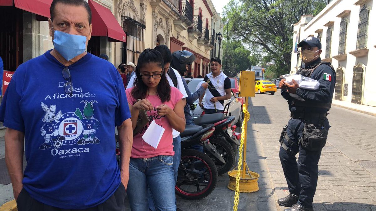 SSPC_GobOax's tweet photo. El @GobOax hace un llamado a reforzar las acciones sanitarias de prevención, en apoyo a @SSO_GobOax iniciamos con la entrega de cubrebocas; hacemos el exhorto a la población, #QuédateEnCasa.

Es importante que asumamos la responsabilidad de evitar la propagación del #COVIDー19. https://t.co/6PbO9do3vu