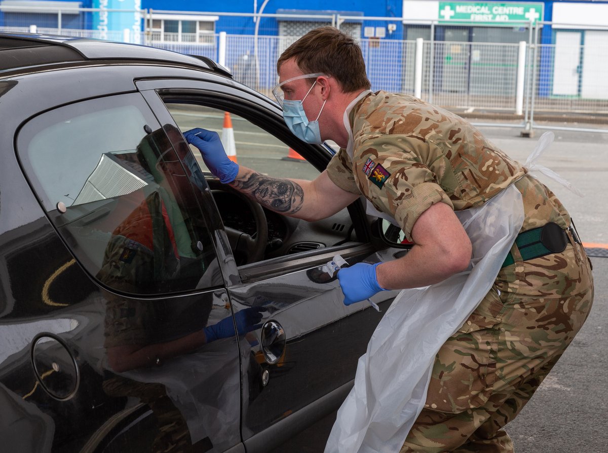 There are currently over 2,800 military personnel supporting the NHS and public services as part of the Armed Forces COVID Support Force. #coronavirus #InThisTogether 👇Click the link to find out more about the work of our Armed Forces: ow.ly/XXBS50zjgIY