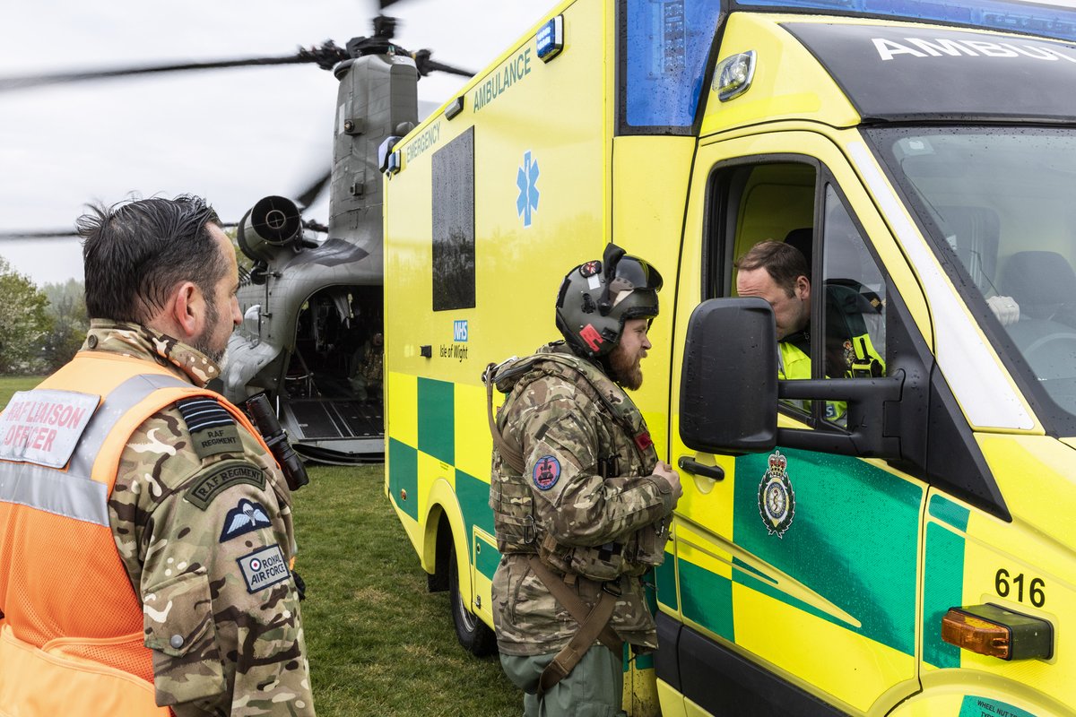 DefenceHQ's tweet image. There are currently over 2,800 military personnel supporting the NHS and public services as part of the Armed Forces COVID Support Force. #coronavirus #InThisTogether

👇Click the link to find out more about the work of our Armed Forces:

ow.ly/XXBS50zjgIY