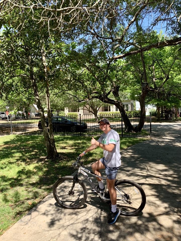 Join #MOVEMONDAY by showing us your favorite ways to get movin’ on Mondays and tag us in your favorite pictures! Swipe to see how our Food Pantry and International Initiatives GA, Claudio, likes to get movin’!