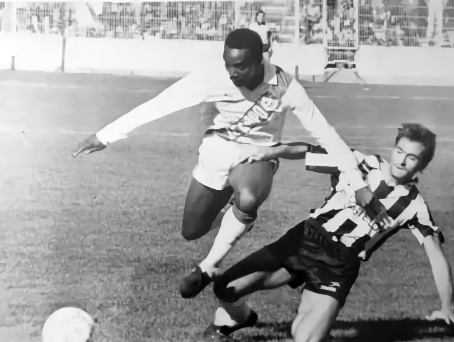 nostalgiafutbo4's tweet photo. Laurie Cunningham, Rayo Vallecano. 1988. https://t.co/hAKSc4QMnd