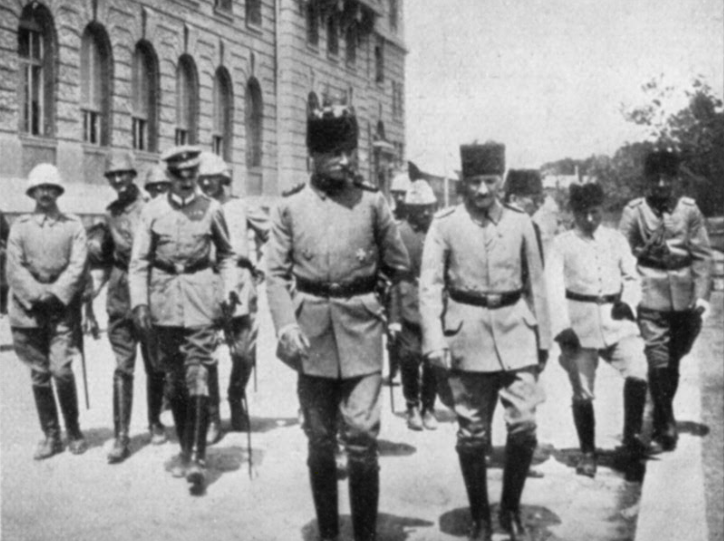 SDKoleksiyon's tweet photo. Paşama bakın ya... 

Çakı gibi, jilet gibi, filinta gibi.😎

Atatürk, I. Dünya Savaşı sırasında Yıldırım Ordular Grubu 7. Ordu Komutanıyken, Alman General Erich von Falkenhayn ile birlikte İstanbul Haydarpaşa garında. https://t.co/q6UYeLDl6l