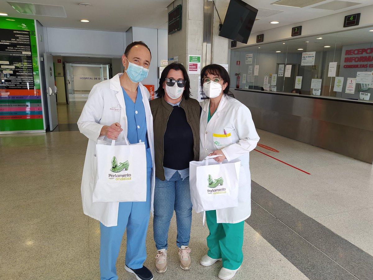 radiotaximurcia's tweet photo. María del Mar compañera y asociada de @radiotaximurcia ha hecho entrega de bocadillos elaborados en #parlamentoAndaluz para @Area7ReinaSofia 
#EstoNOtienequePARAR 
#estopasara 
#EsteVirusLoParamosTodos https://t.co/pcO7L4PMJ6