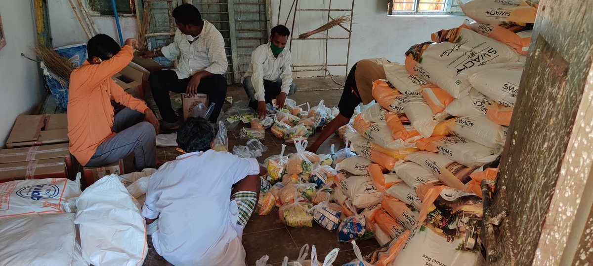 CHAITANYASHRAV2's tweet photo. Conducting continuous awareness on COVID-19 in INADA, VANTLAMAMIDI, VANUGUPALLI, MINUMULURU AND KOTTAPADERU PANCHAYATHS.  Distributed food grains 15kg rice and dal, oil, salt, soaps and masks to 575 families. Distribution will continue tomorrow also. https://t.co/amNsxzsPxg