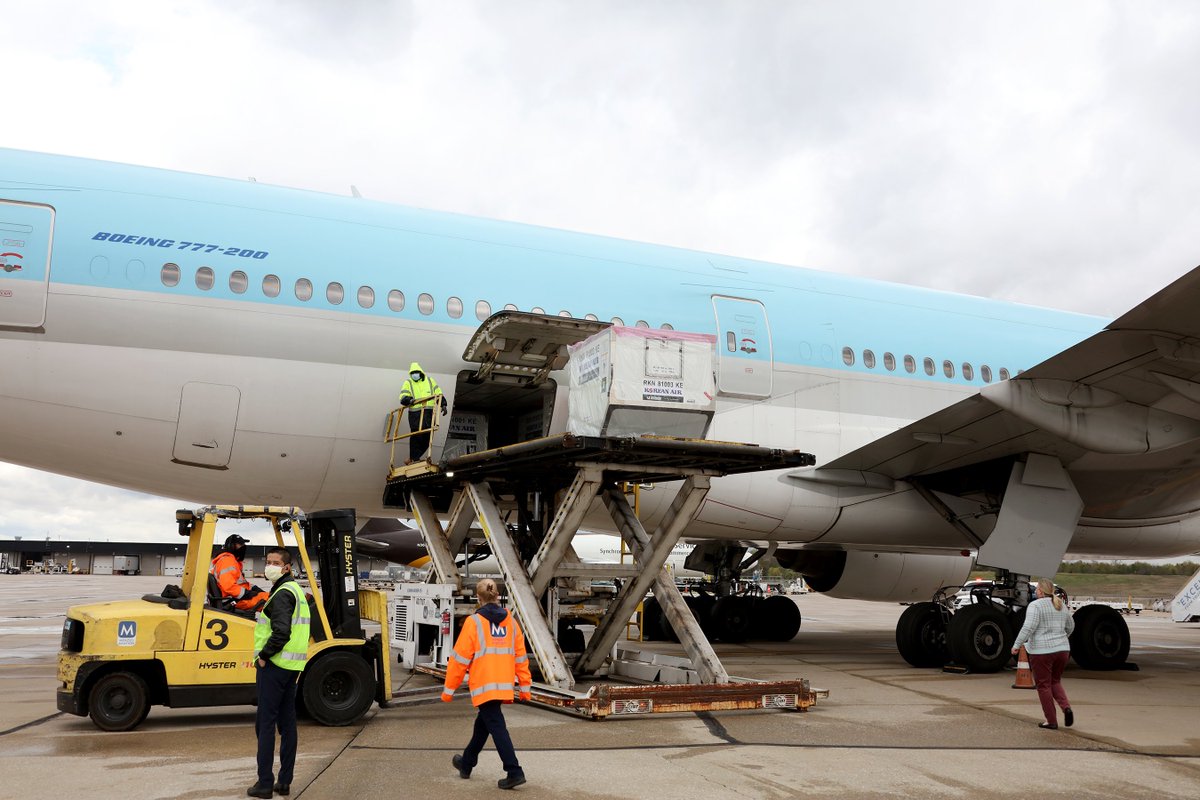 On Saturday, First Lady Yumi Hogan and I stood on the tarmac at  @BWI_Airport to welcome the first ever Korean Air passenger plane, carrying a very important payload of LabGun  #COVID19 test kits which will give MD the capability of performing half a million coronavirus tests.