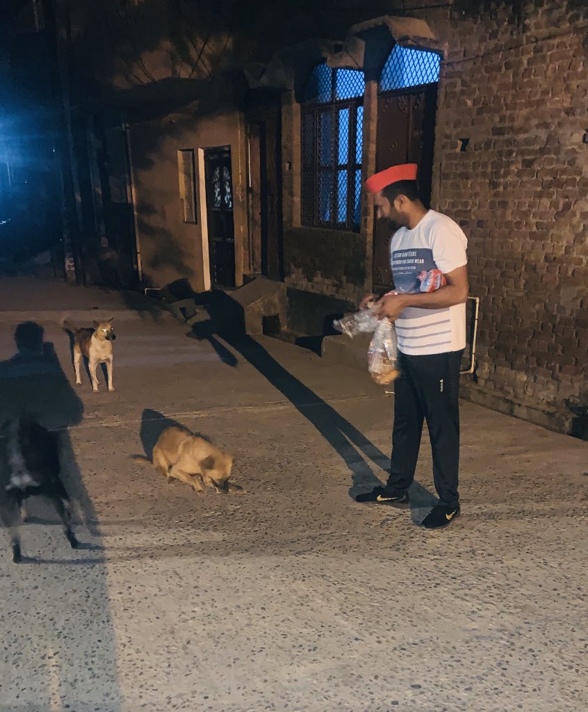 एक मुहिम “कोई भूखा ना सोये” के तहत बेसहारा जानवरो को रोटी,रस्क़ व ब्रेड वग़ैरह खिलाकर भूख शांत करने की एक छोटी सी कोशिश...
यही सच्चा समाजवाद है....
<a href="/yadavakhilesh/">Akhilesh Yadav</a> <a href="/samajwadiparty/">Samajwadi Party</a> <a href="/aashishsy/">Aashish Yadav</a>