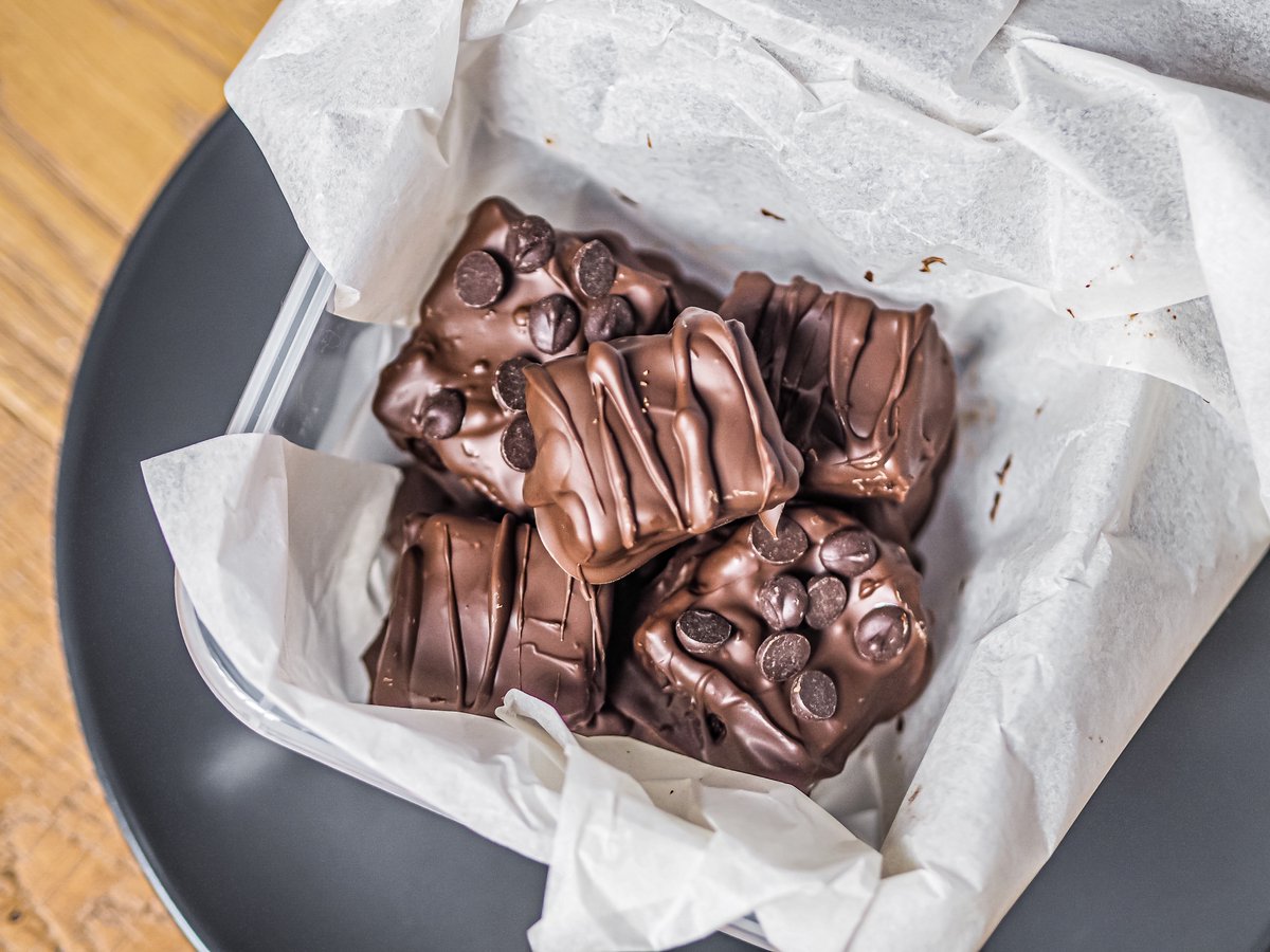 Healthy no-bake brownies from <a href="/NadiasRecipes/">NadiasHealthyKitchen</a> 🍫😍 laurakatelucas.com/2020/04/20/hea…