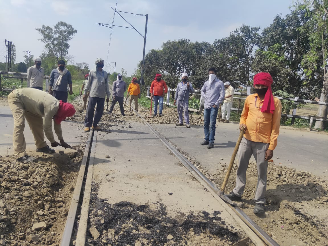 SanjayY83772392's tweet photo. Indian Railways' Corona Warriors - Track Maintainers work silently to keep the freight trains moving to ensure supply of essential goods like foodgrains, edible oils, medicines &amp; medical equipments, POL, etc. Thanks to the leadership of Hon'ble PM @narendramodi #irms_movingindia https://t.co/ZxYXa3lmuy