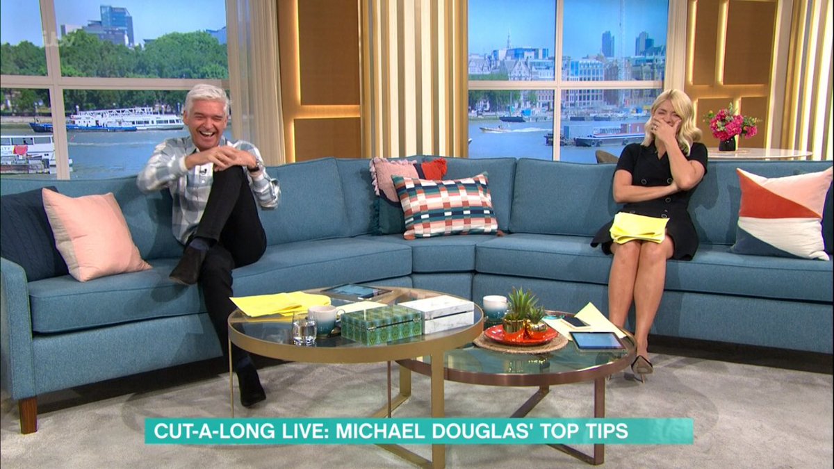 hollywillslove's tweet photo. Best @hollywills caps from todayโs #ThisMorning. #perfectpins #whenhollysmiles ๐๐ 2/3 https://t.co/85u907r682