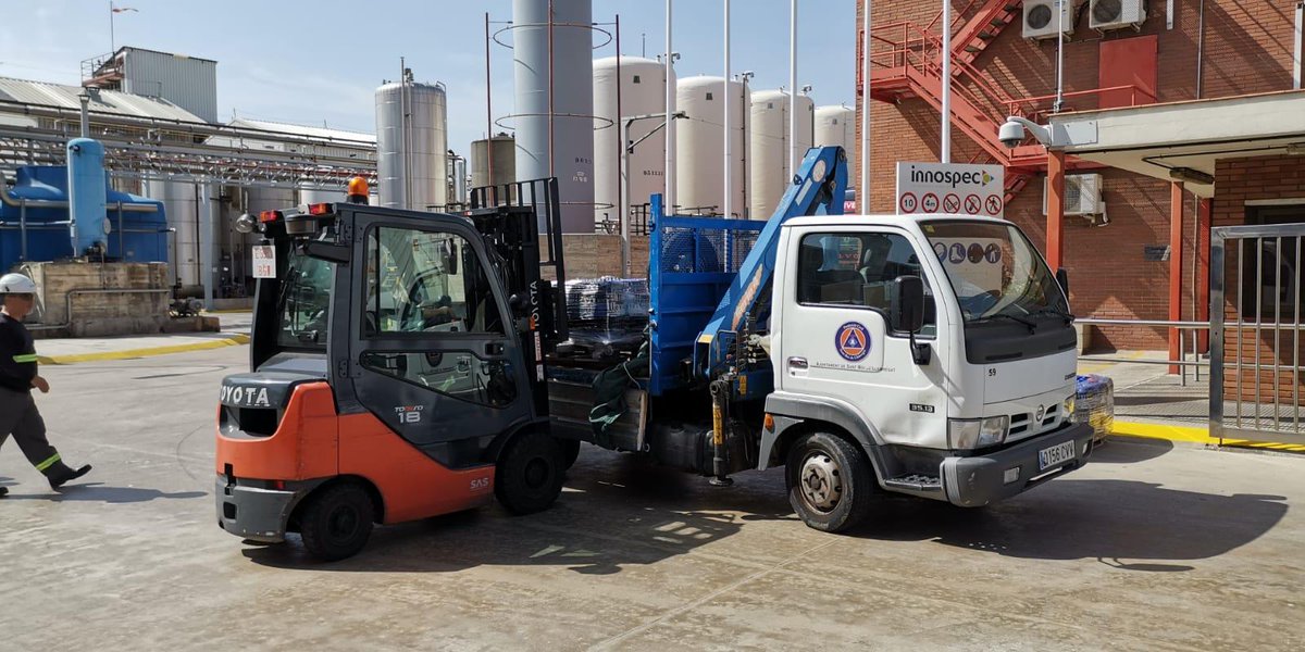 PCSantBoi's tweet photo. L'empresa #innospec de la Zona Franca ha cedit 1000kg d'hipoclorit sòdic a l'@AjSantBoi per a la neteja que s'està realitzant, gràcies a la mediació d'un voluntari de @PCSantBoi, treballador de l'empresa.
Molt agraïts a #innospec.
@emergenciescat @Coordinadora_AV @CoordAVPCBaix https://t.co/NosA31ibr4