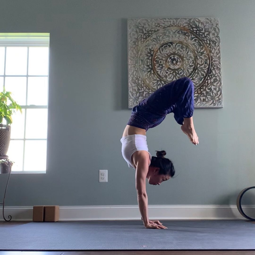Start your week with yoga taught by the best teachers in the nation. Choose from over 100+ live classes and find a new fave! #YogaWorksLive 📷: YogaWorks Teacher @estherkim_yoga_fitness