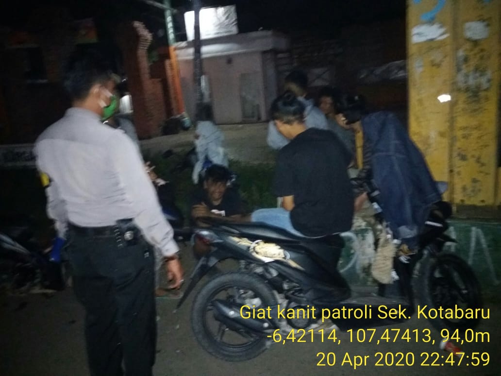 Giat  Patroli Polsek Kotabaru, telah melaksanakan Giat Patroli Dialogis dan sambang untuk antisipa si terjadinya Curat, Curas dan curanmor serta Gukamtibmasdi Jl. Masuk komplek Bina Marga Ds. Jomin Brt  Kec. Ktb Kab. Krw membubrkan Sklmpok Remaja yg sedang nongkrong 
#humasreskrw