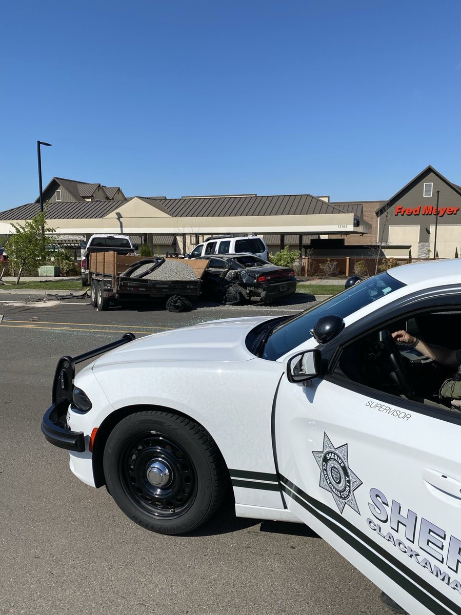 ClackCoSheriff's tweet photo. 172nd between SE Misty and SE Sunnyside is closed due to an injury crash. @HappyValleyPD and @ClackCoSheriff on scene investigating. 

#alert #crash https://t.co/C2Q9rXLebM