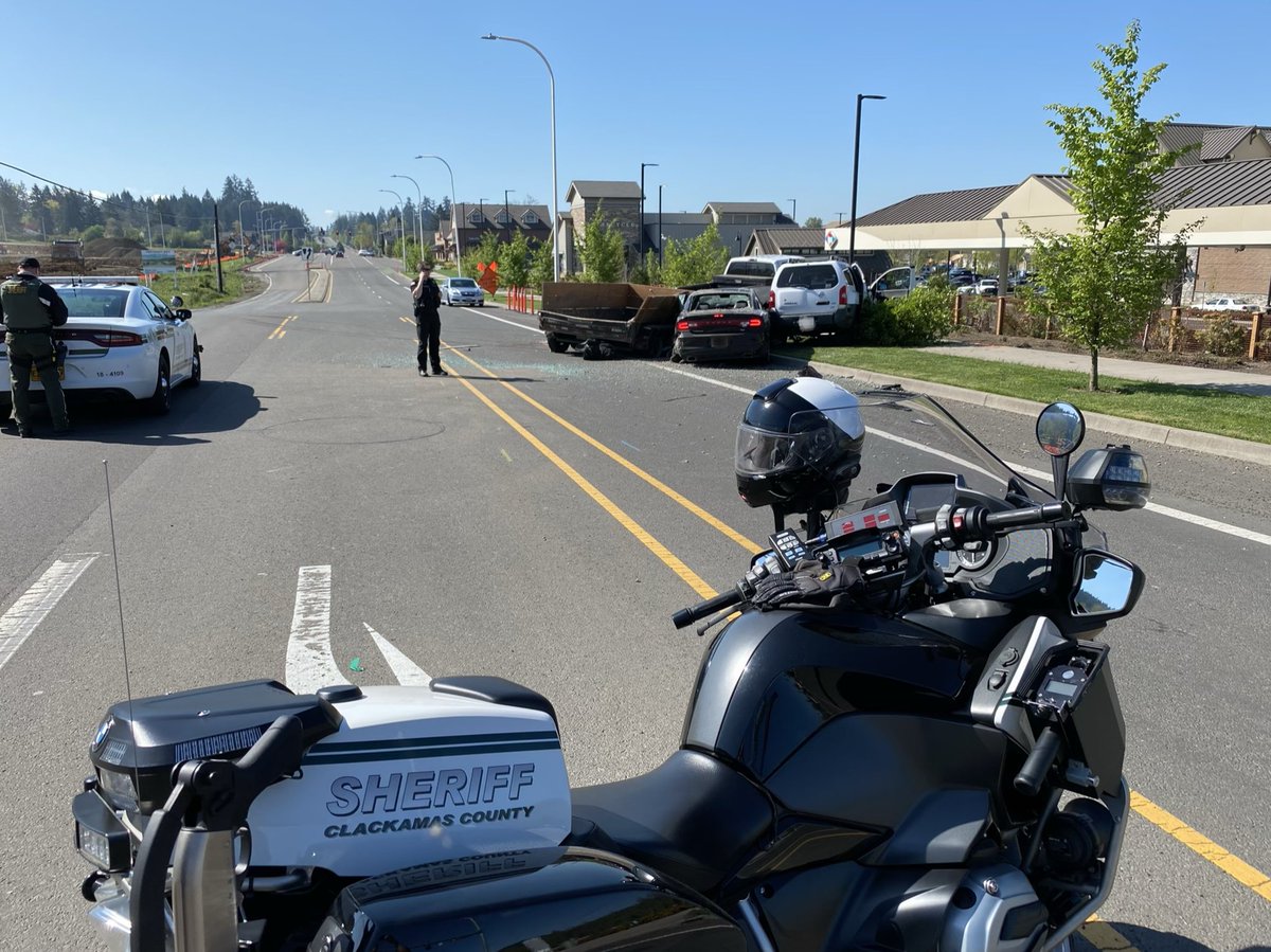 ClackCoSheriff's tweet photo. 172nd between SE Misty and SE Sunnyside is closed due to an injury crash. @HappyValleyPD and @ClackCoSheriff on scene investigating. 

#alert #crash https://t.co/C2Q9rXLebM