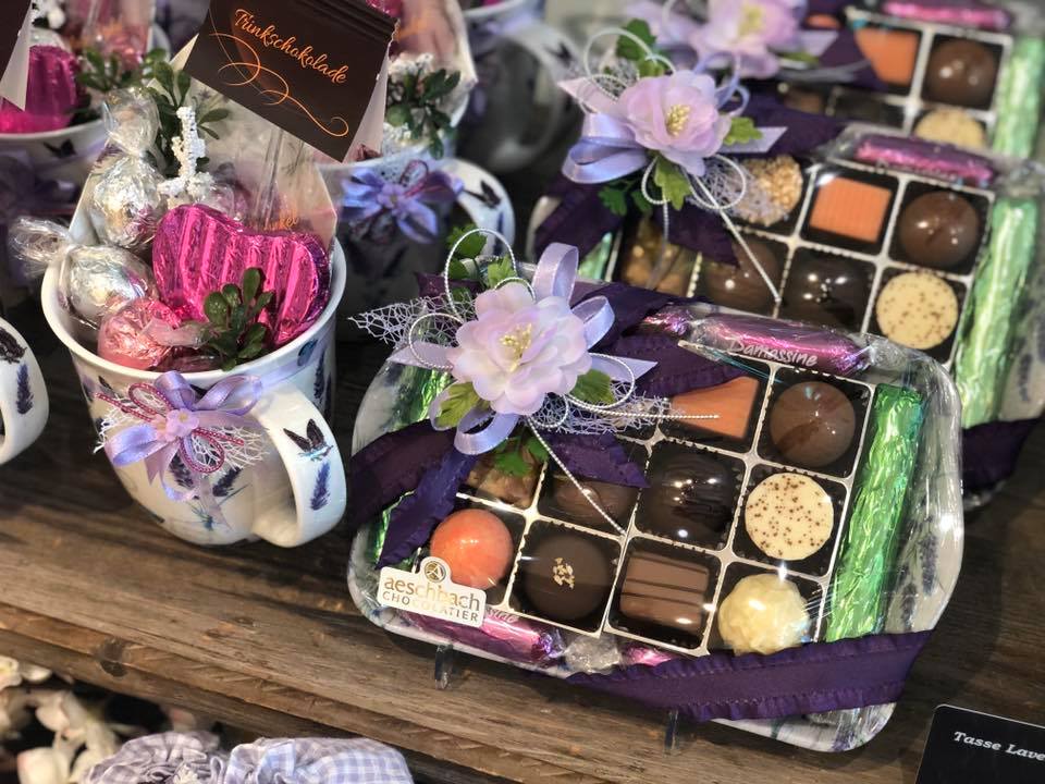 AeschbachChoco's tweet photo. Attention cockchafers on approach!
Aren't they sweet to eat?
Now available in our chocolate shops in #Root_D4, #Zug & #Steinhausen
Order our specialties conveniently from home here: https://t.co/AEf9AhkmHF
#AeschbachChocolatier #ChocoShop #ChocoStore #SwissChocolate #cockchafers https://t.co/Nr460iAuXU