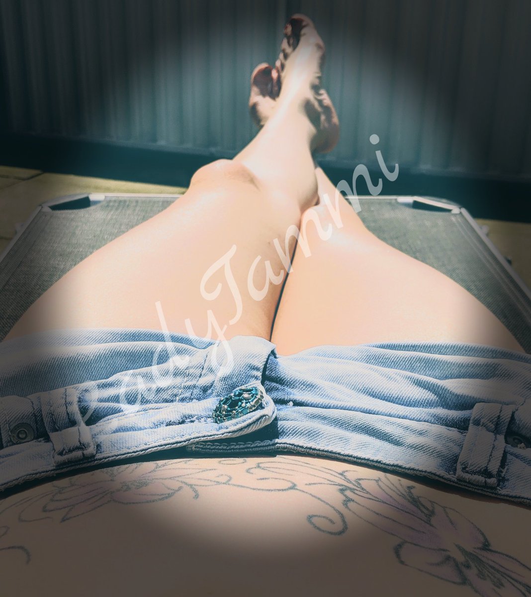 Heute kurz die Sonne genossen🥰 zwischendurch meine kleinen Sklaven gequält, schöner Tag😂 kann’s noch besser werden?! Ja klar💪mit Tribute natürlich, also ihr kriechermacht ihn noch besser für mich 🙃#findom #sklave #femdom #zahlschwein #loser #piggy #moneydom #wichssklave