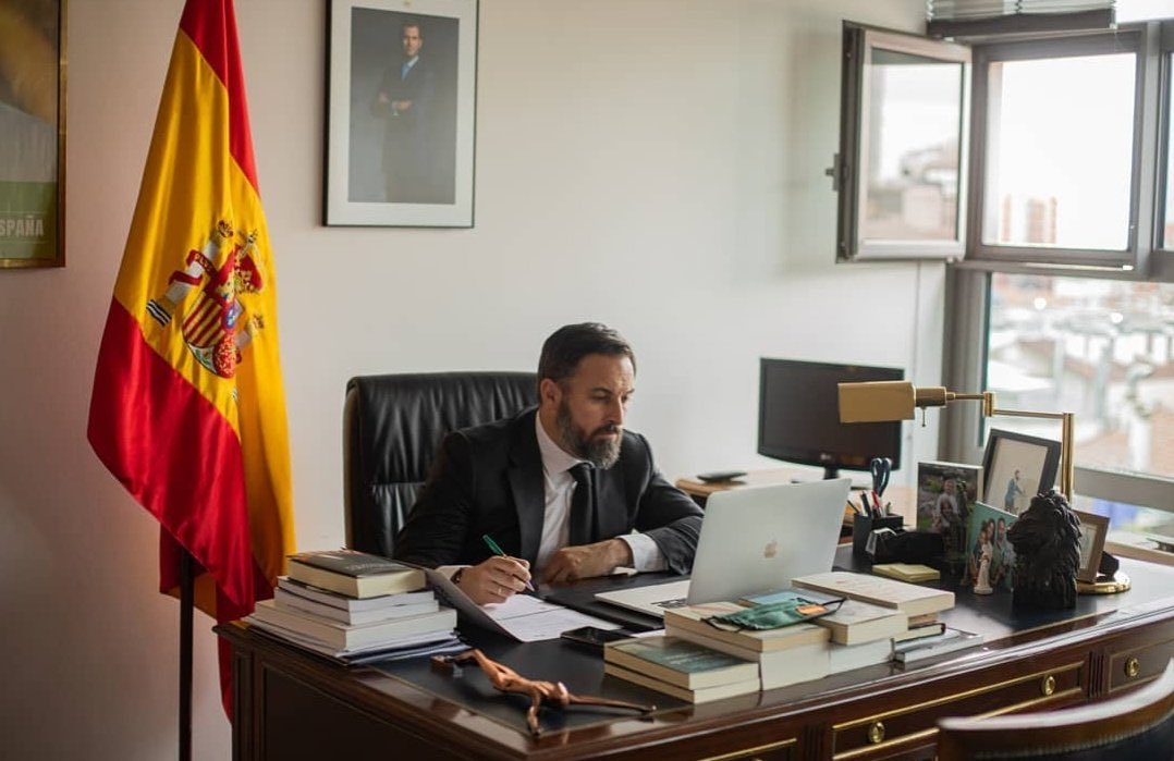 Despacho de Abascal con MacBook