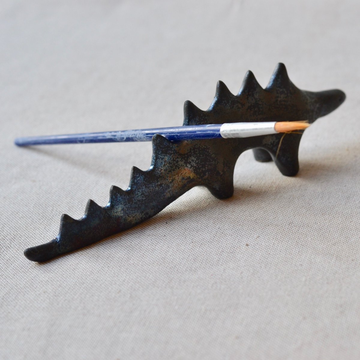 MaiaMing's tweet photo. Ceramic dinosaur brushrest with metallic raku glaze.
#brushrest #ceramicbrushrest #clayanimal #claydino #etsyseller #differencemakesus #rakudragon #dinosculpture #potterydinosaur #raku #instapotter #rakupottery #craftsmanship #rakufiring #rakuanimal #rakusculpture #rakudinosaur https://t.co/1SOiM44RTm