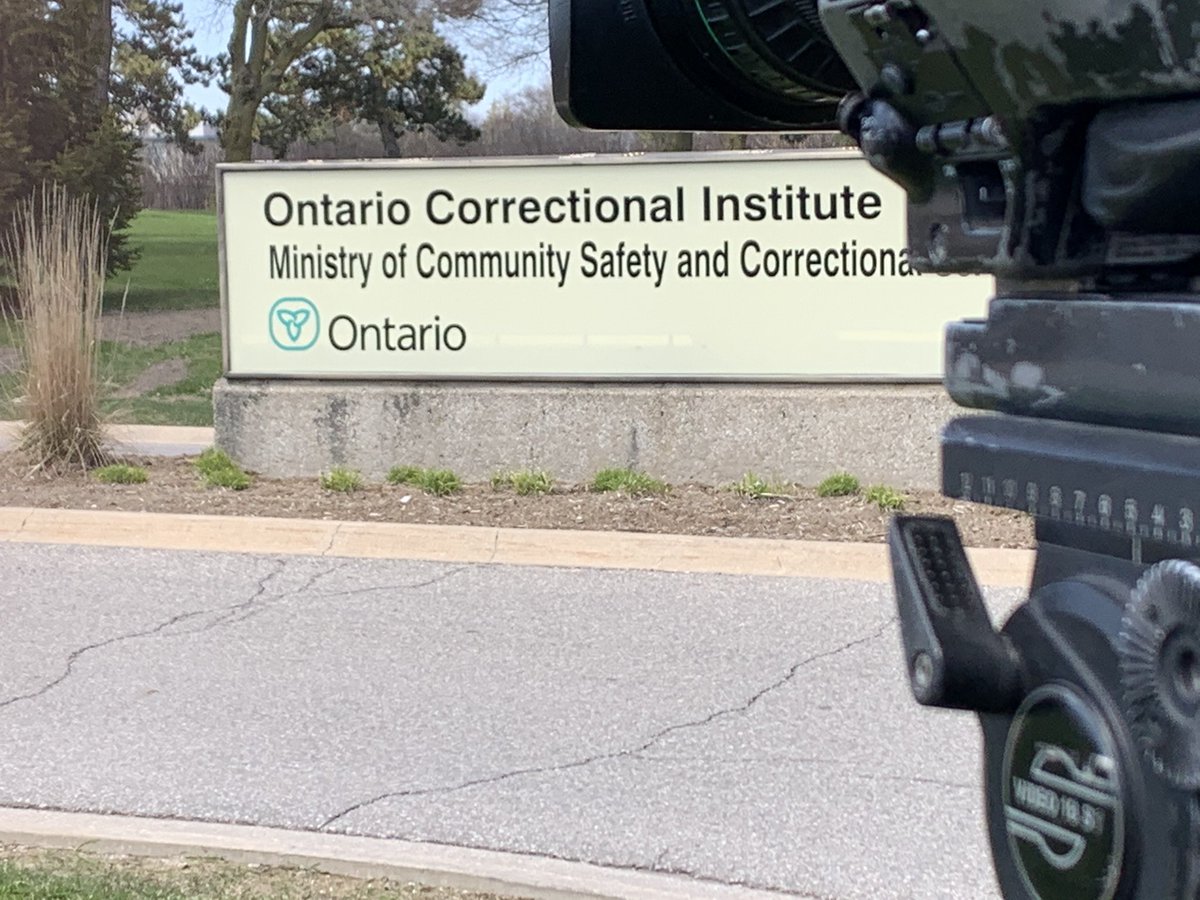 SteveRyanCP24's tweet photo. Inmates in Brampton jail being transported 2 Etobicoke jail re out break.  8 staff 60 prisoners diagnosed. Thank you Correctional Officers 4 doing your job. Rough conditions &amp; rough people. They r heroes who should be recognized.  Jail is rough!  Hated going there.  It sucks! https://t.co/vSx6r8zu2s